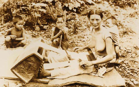 日據時期泰雅族婦女織布忙碌情形